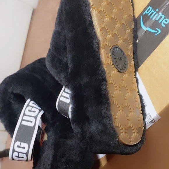 UGG SLIPPERS